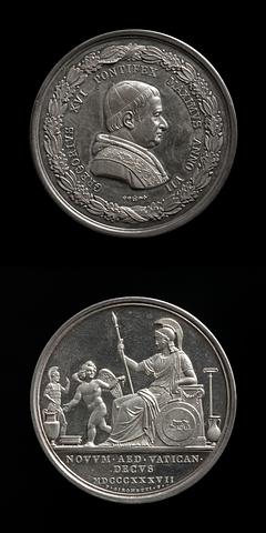 F82 Medaljens forside: Pave Gregor 16. Medaljens bagside: En vinget genius viser Roma de etruskiske antikker
