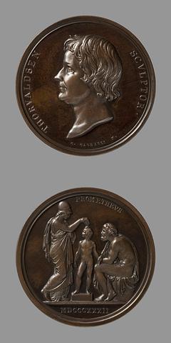 F6 Medaljens forside: Portræt af Thorvaldsen. Medaljens bagside: Minerva og Prometheus