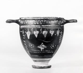 H681 Skyphos with floral decoration