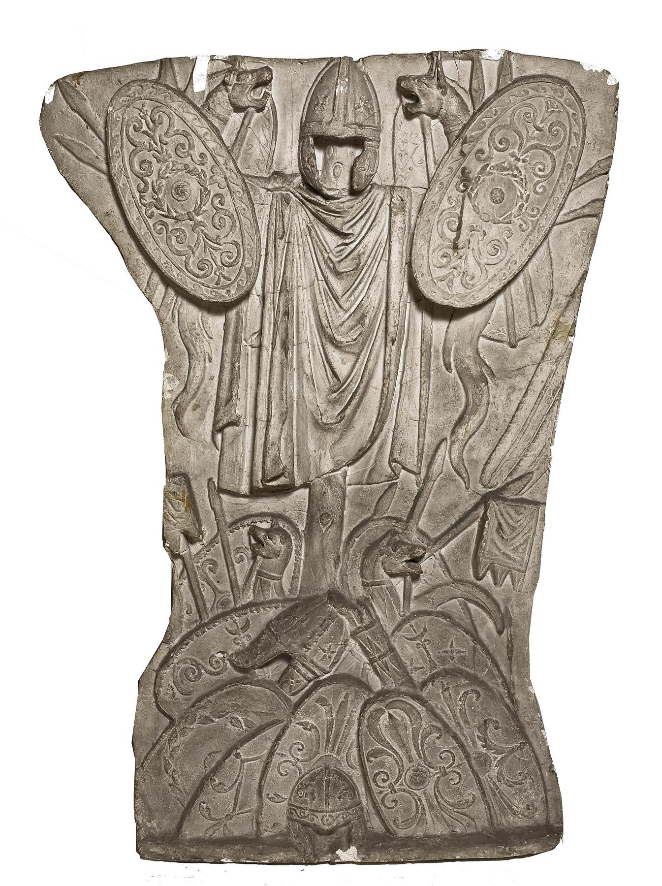 Relief med trofæ af dakiske våben, L322a