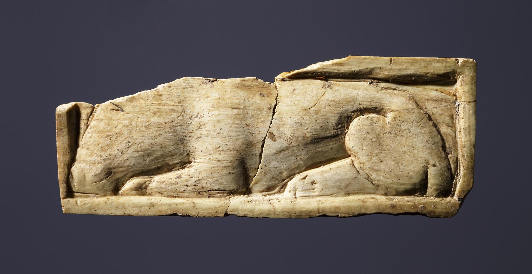 Æske med reliefdekoration af en liggende hund, H3203