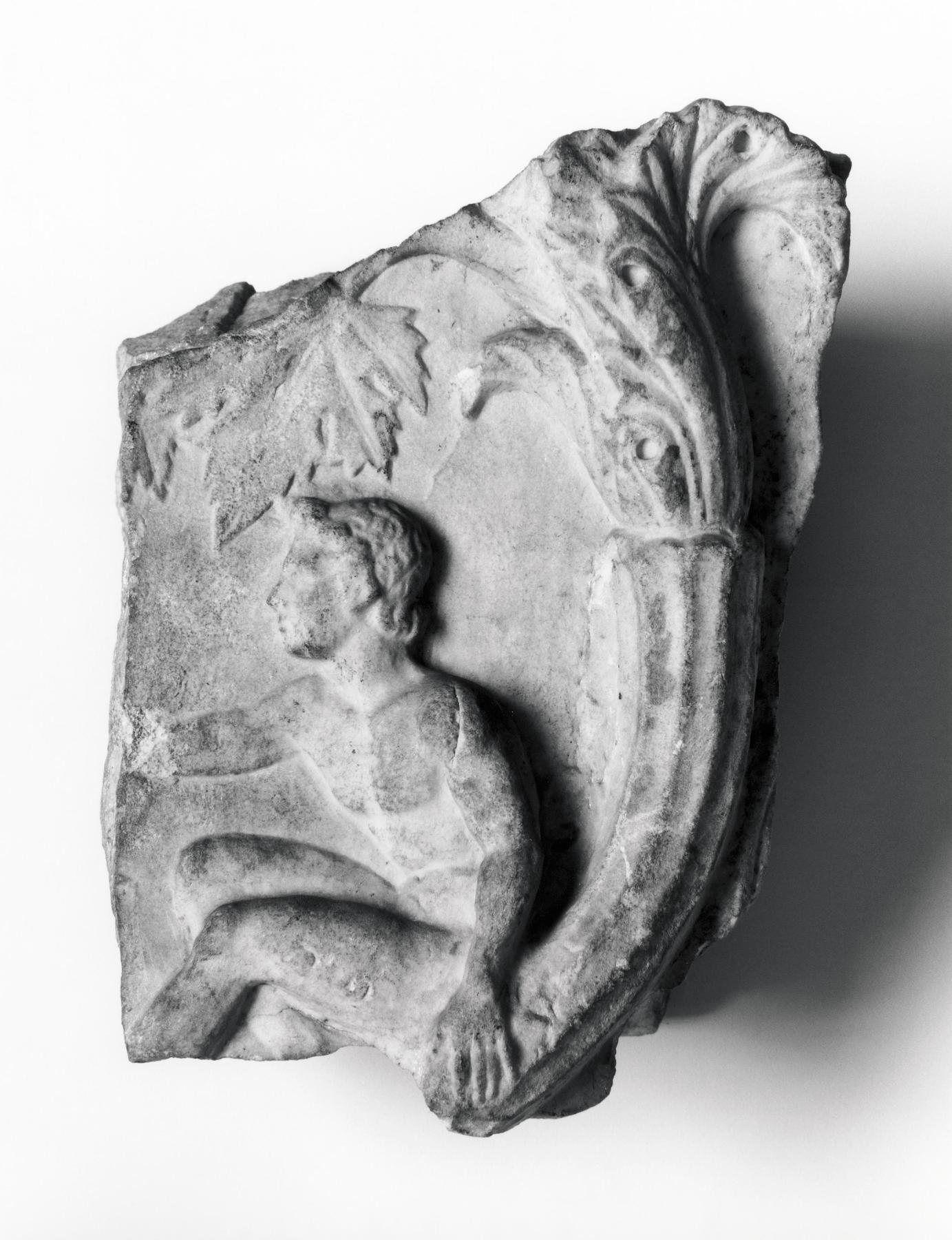 Arkitektonisk relief med en ung satyr ved en akantusgren (forside) og en ged eller bukkebenet figur ved en akantusgren (bagside), H1482