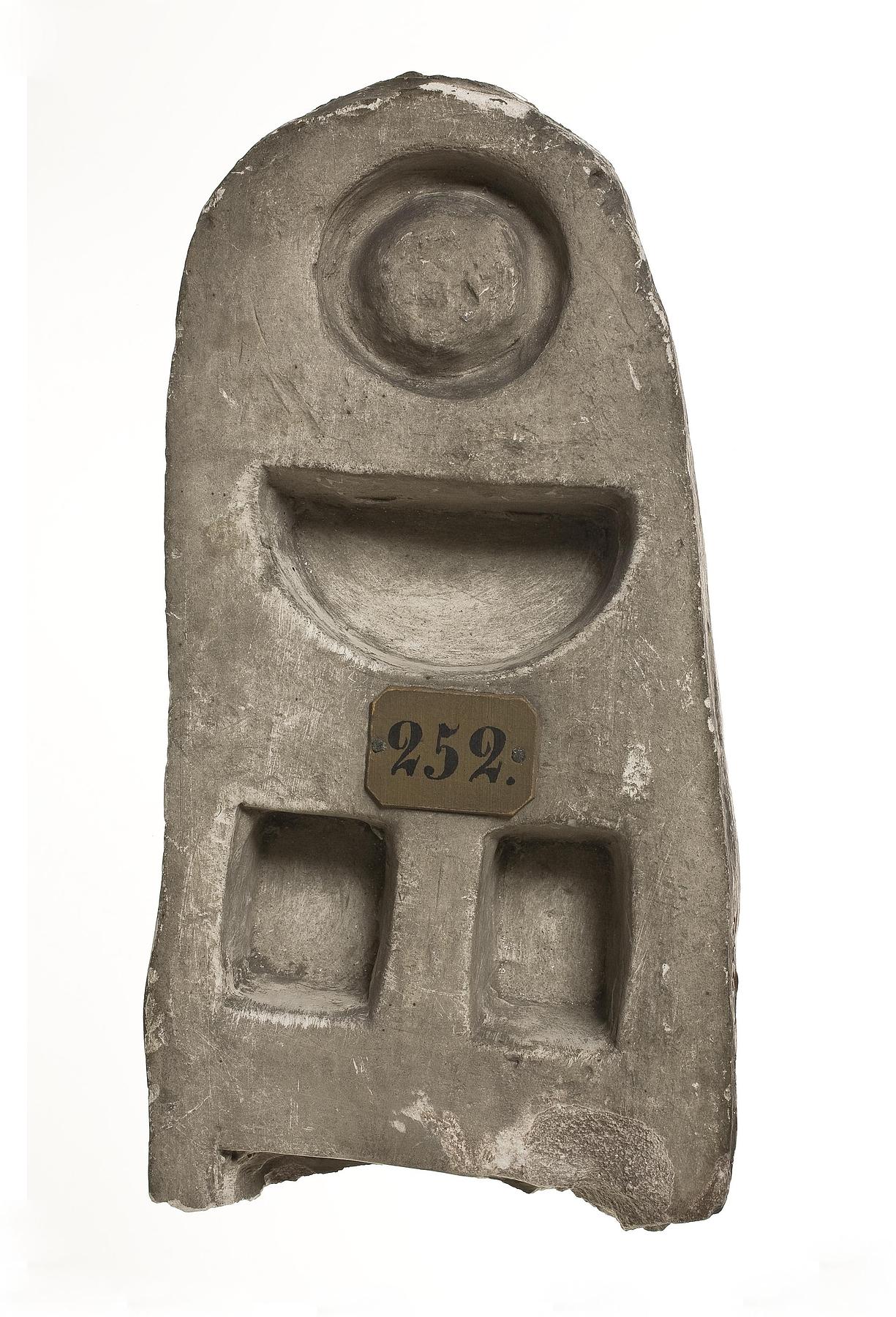 Hieroglyphic inscription, L252