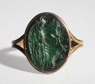 I690 Bevinget gudinde med kornaks, skibsror og overflødighedshorn