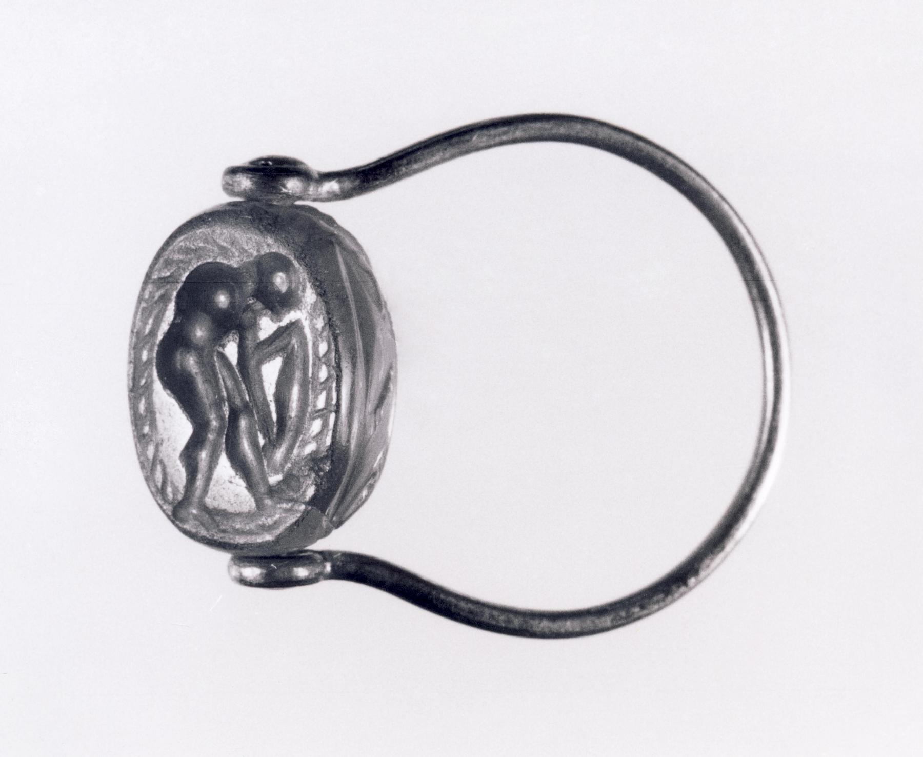 Mand med et aflangt objekt, I38