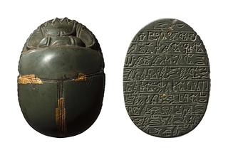 H406 Skarabæ med hieroglyf-indskrift af et uddrag fra Dødebogen