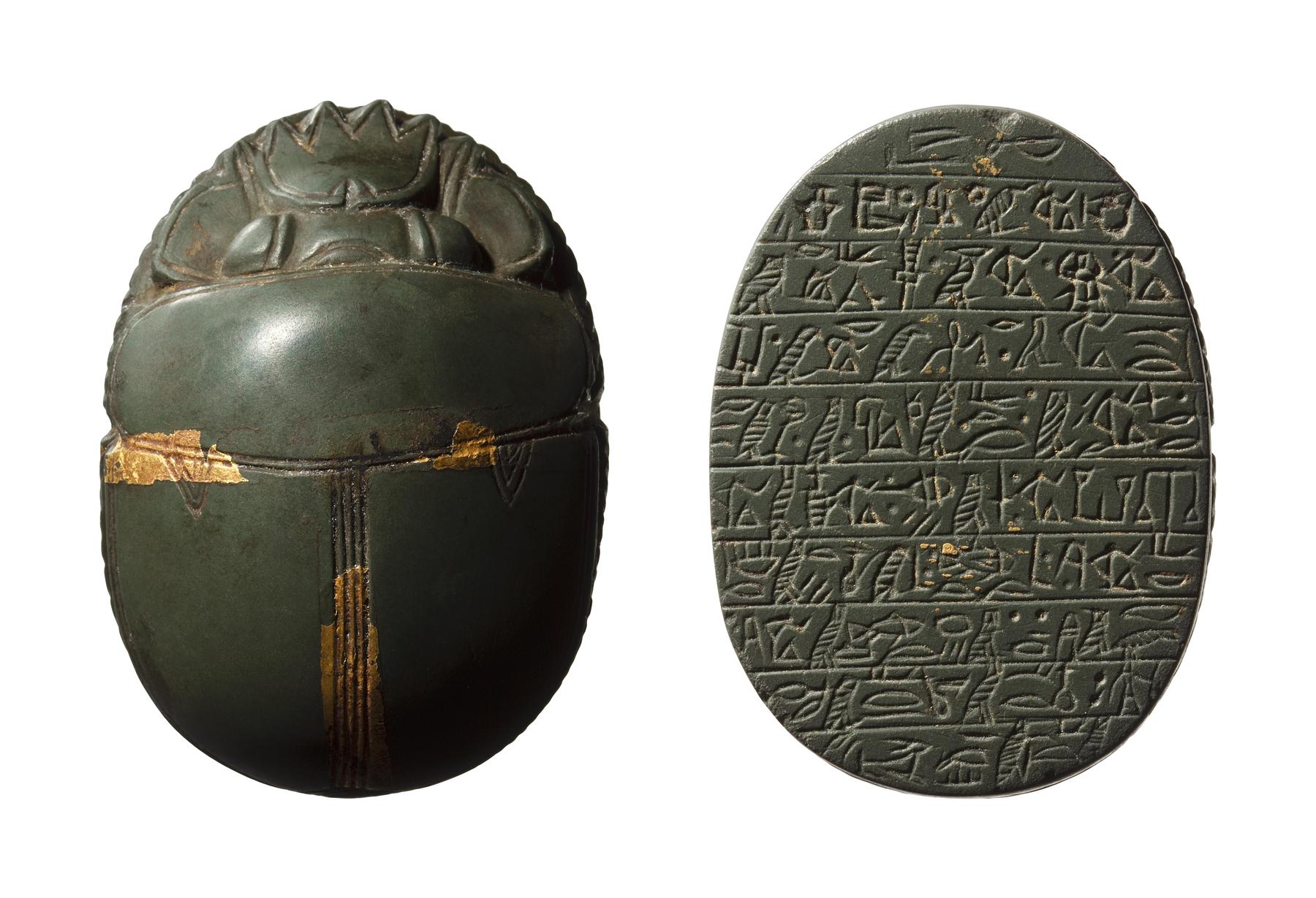 Skarabæ med hieroglyf-indskrift af et uddrag fra Dødebogen, H406