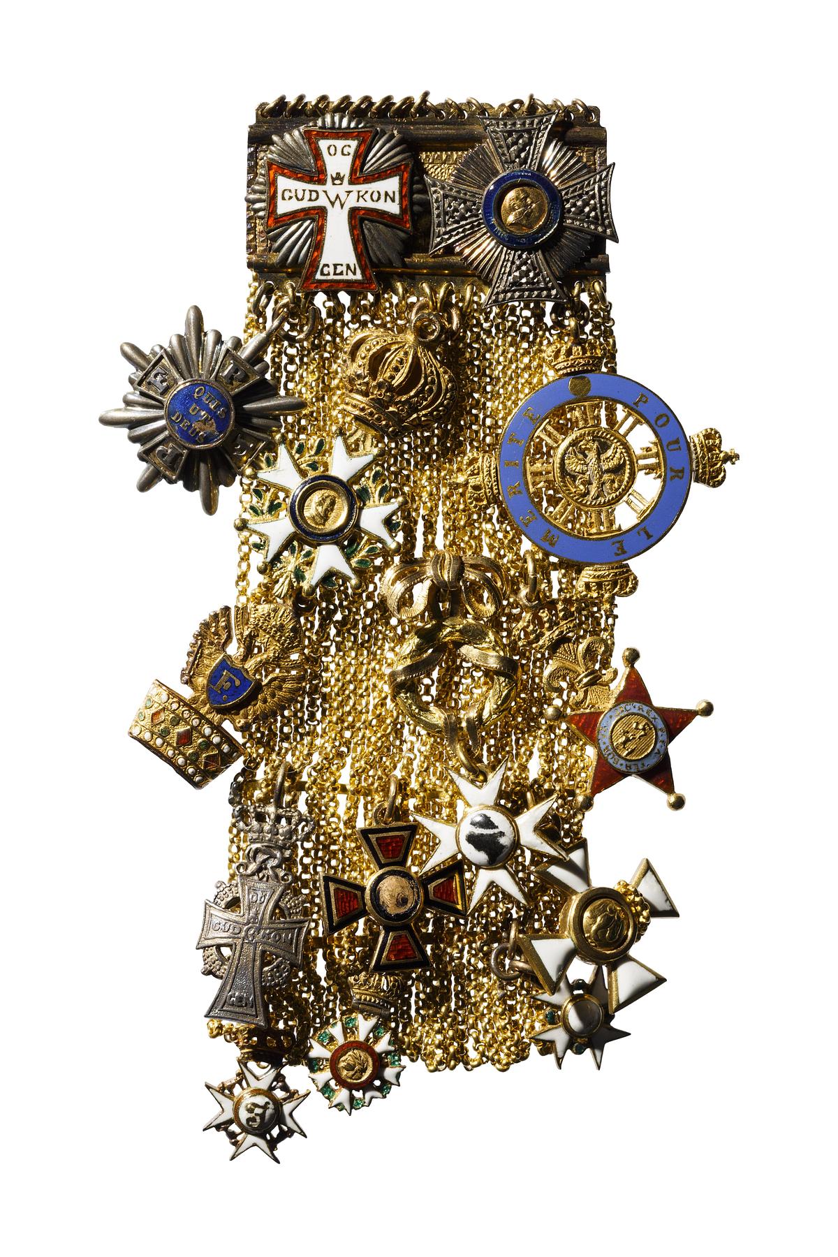 Guldplade og guldkæde med 14 miniatureordener, N29