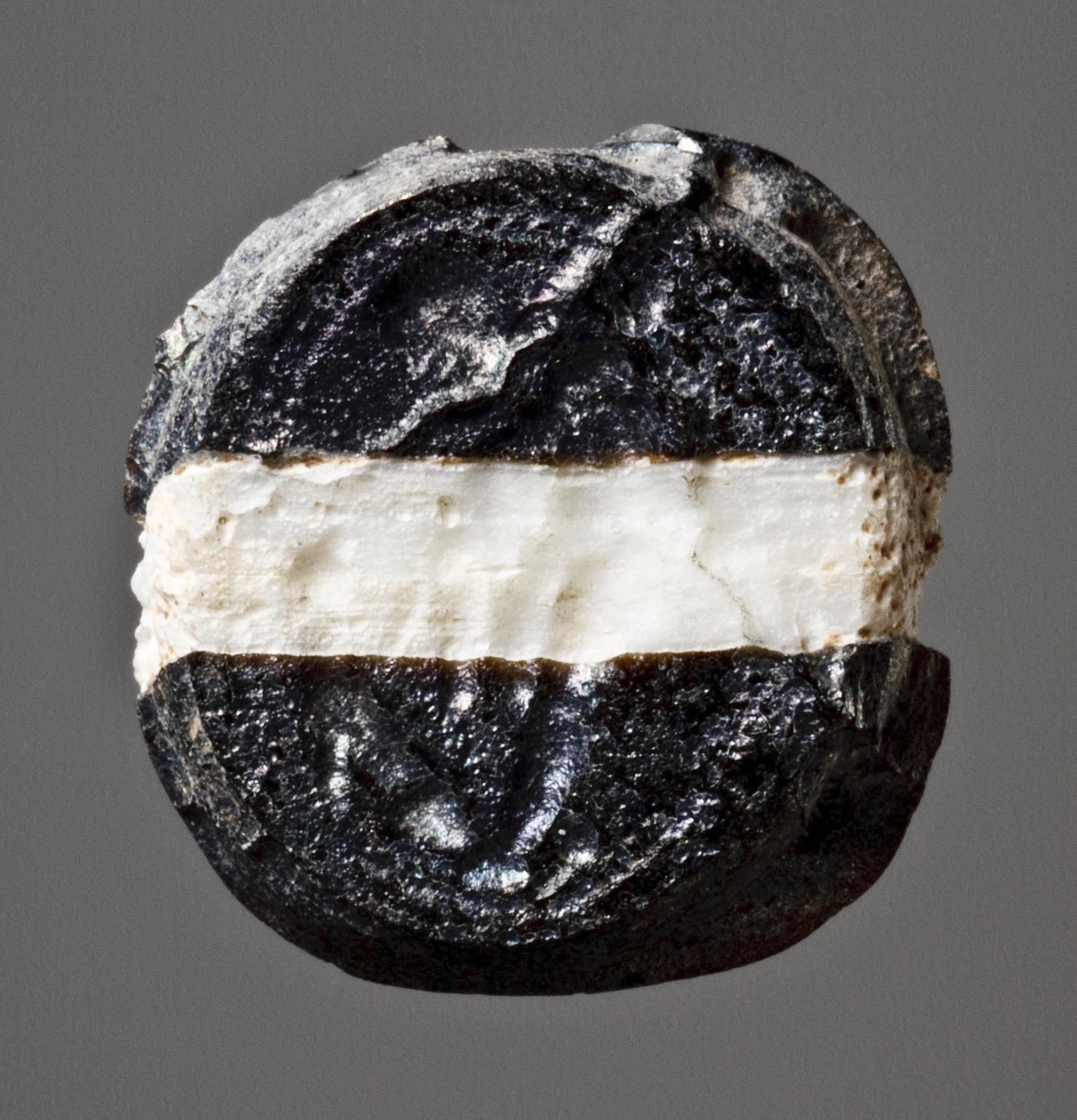 Bevæbnet mand og en siddende hund, I75