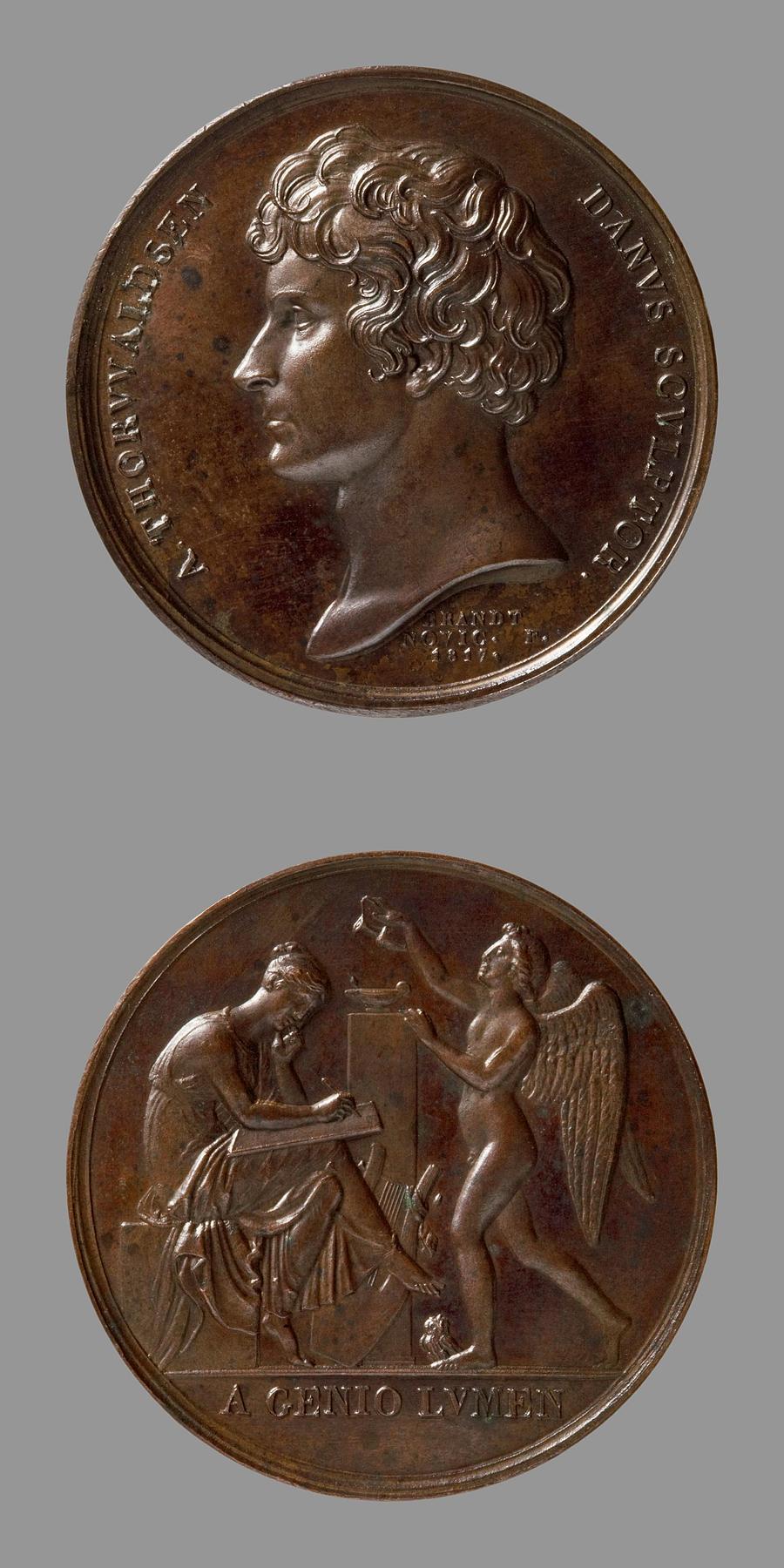Medaljens forside: Portræt af Thorvaldsen. Medaljens bagside: A genio lumen (Kunsten og Lysets genius), F2