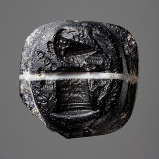 I118 Ørn med en krans i næbbet siddende på et alter