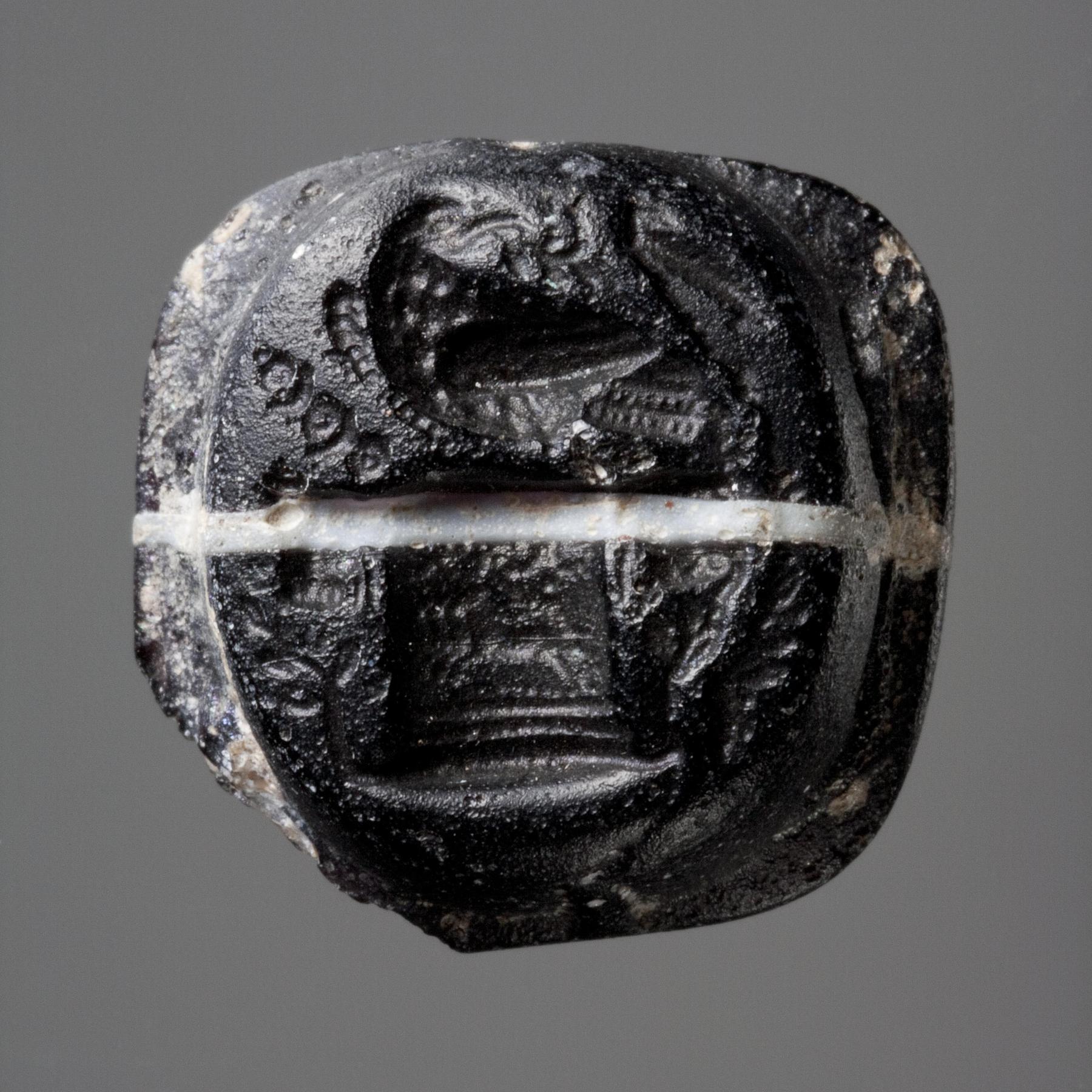 Ørn med en krans i næbbet siddende på et alter, I118