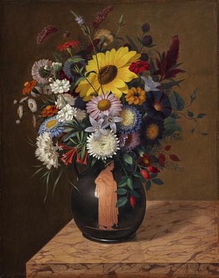 B161 En antik terrakottavase med blomster på et marmorbord
