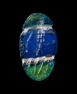 I80 Mand med lampe, alabastron og amfora