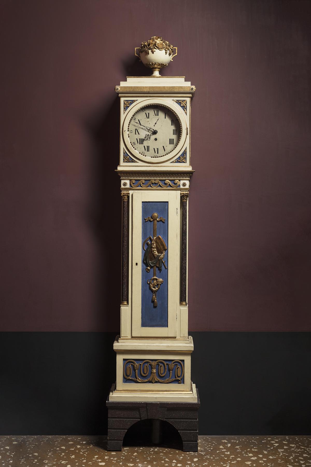 Grandfather clock, N150