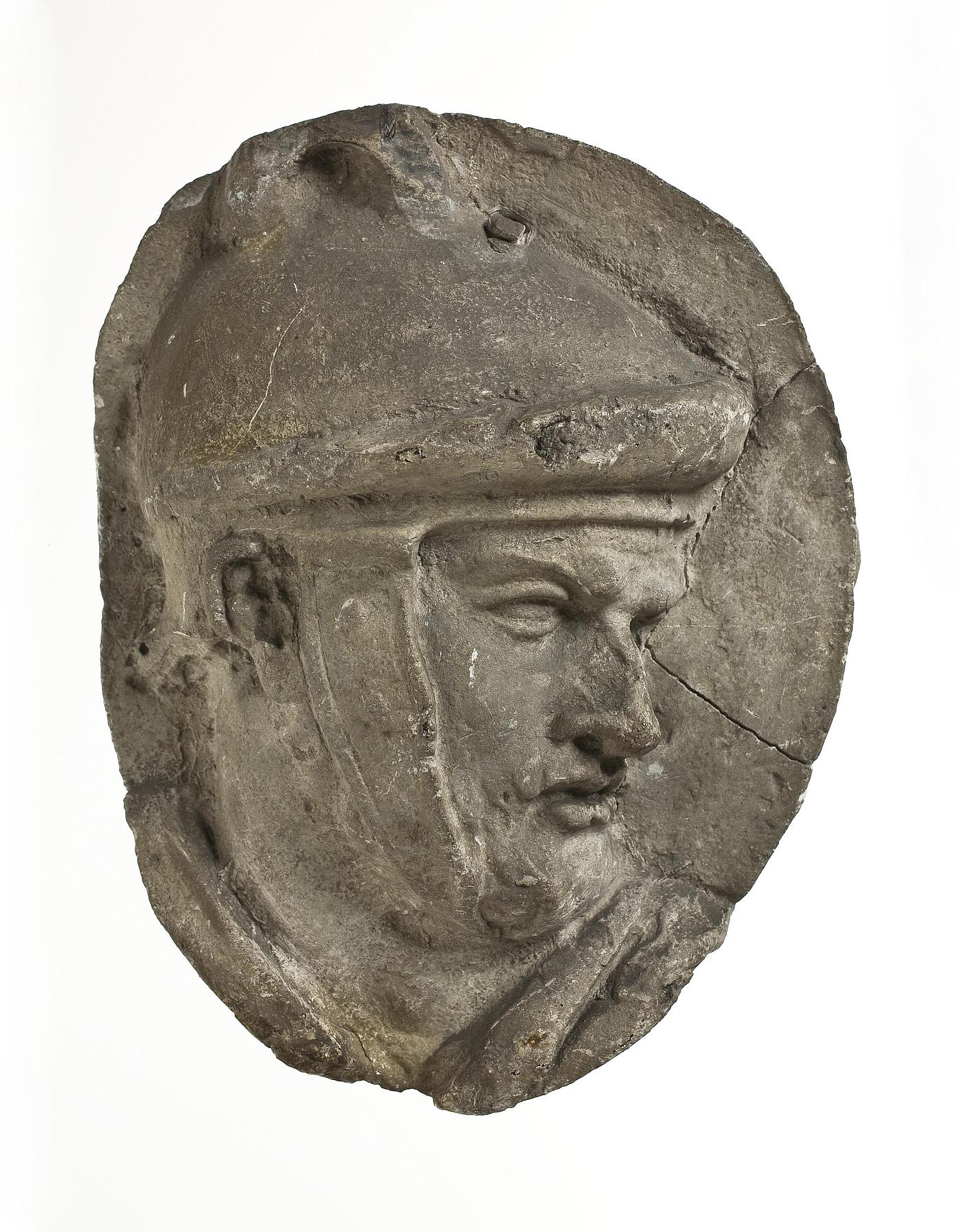 Hoved af romersk hjælpesoldat iklædt hjelm, L326y