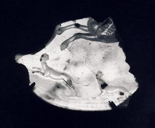 I1497 Flying griffin above two panthers