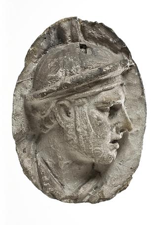 L326d Head of a helmeted Roman