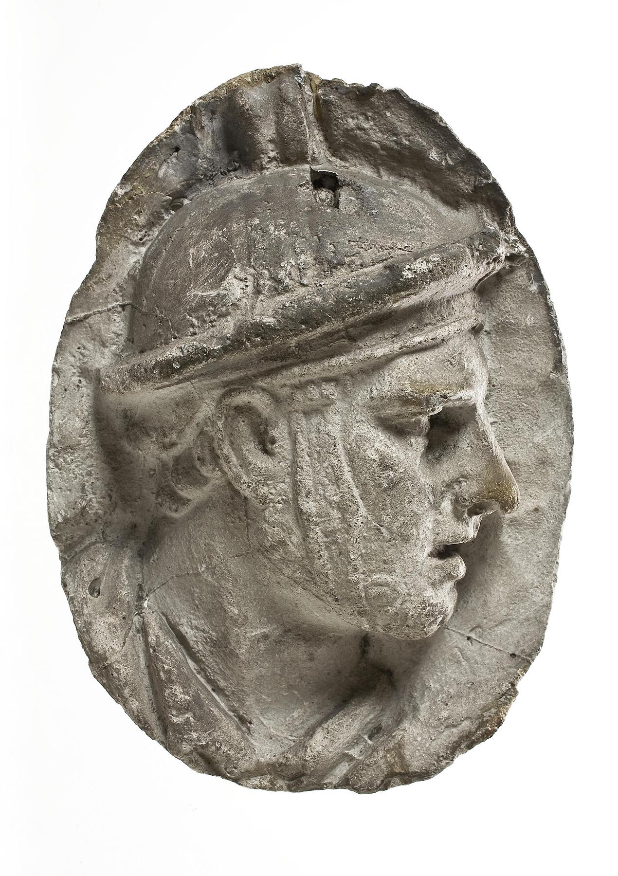 Head of a helmeted Roman, L326d