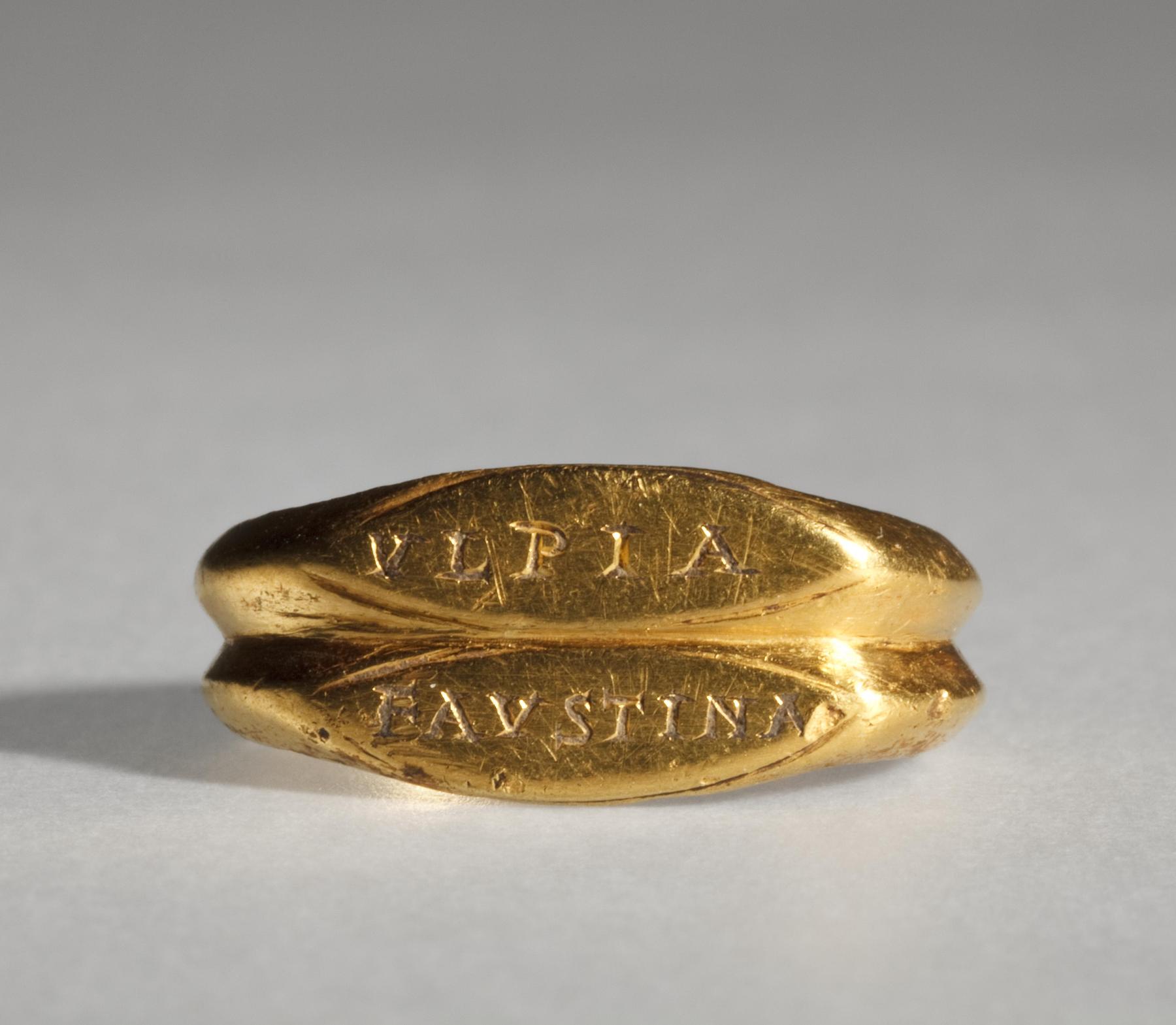 Fingerring med indskrift: ULPIA FAUSTINA, H1811