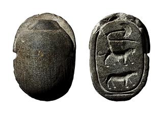H161 Skarabæ med hieroglyf-indskrift