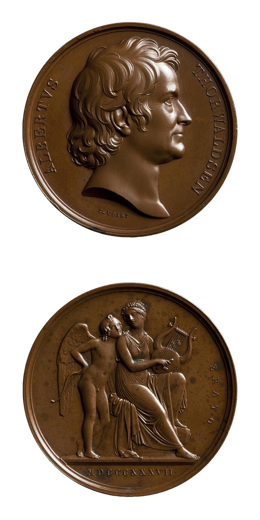 Medaljens forside: Portræt af Thorvaldsen. Medaljens bagside: Amor og Erato, F10