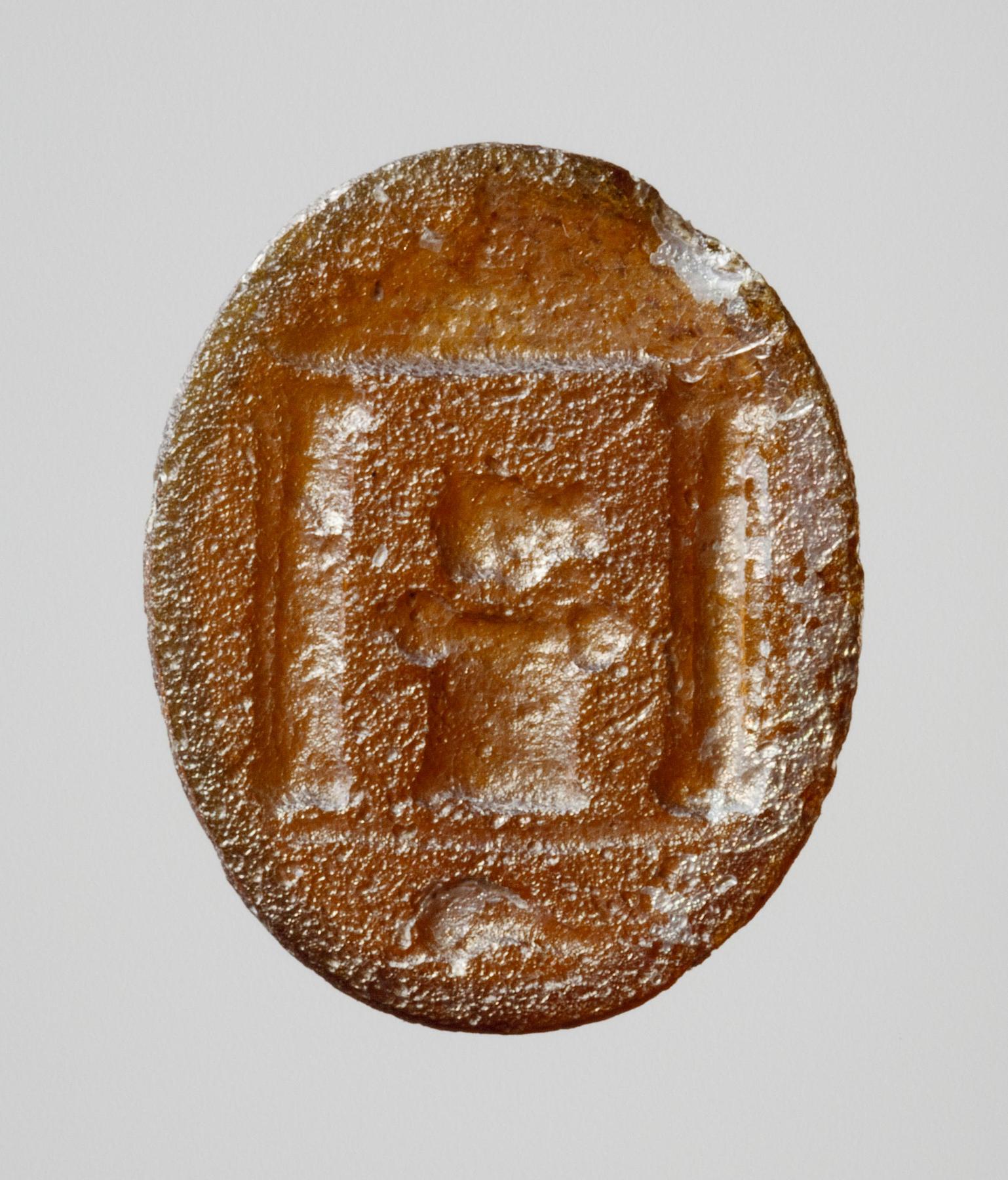 Lille tempel og et alter med et tyrehoved, I146