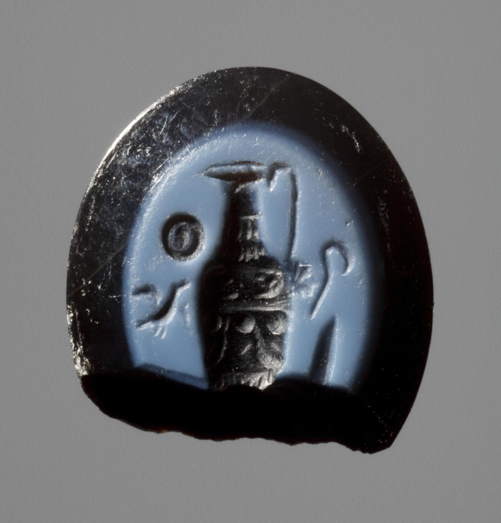 Kande med reliefdekoration, offerskål, offerkniv, fugl og augurstav, I1104