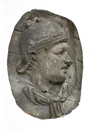 L326o Hoved af romersk hjælpesoldat iklædt hjelm