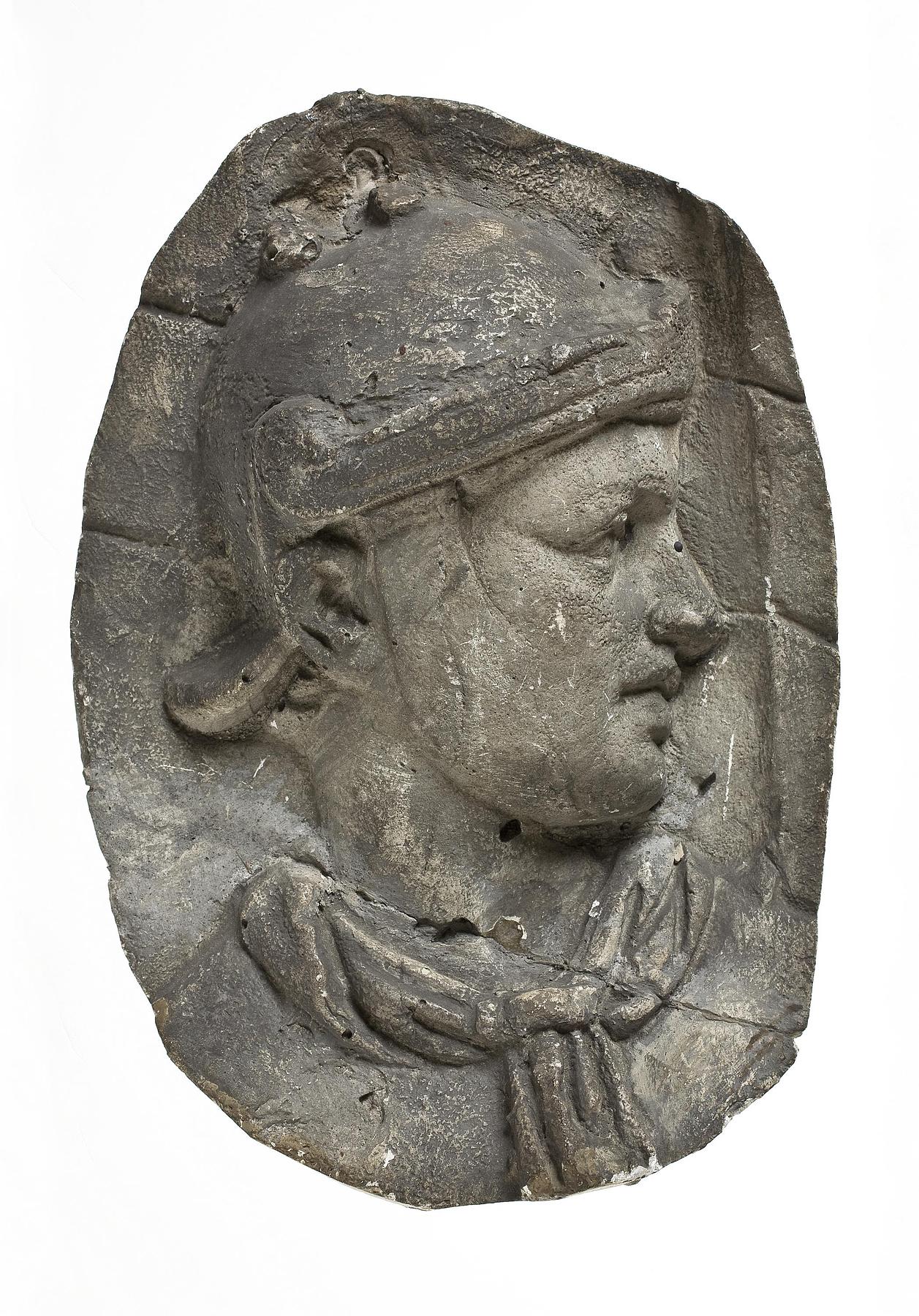 Hoved af romersk hjælpesoldat iklædt hjelm, L326o