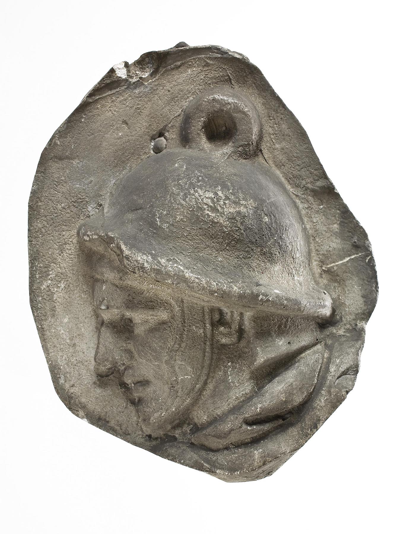 Head of a helmeted Roman, L326oo