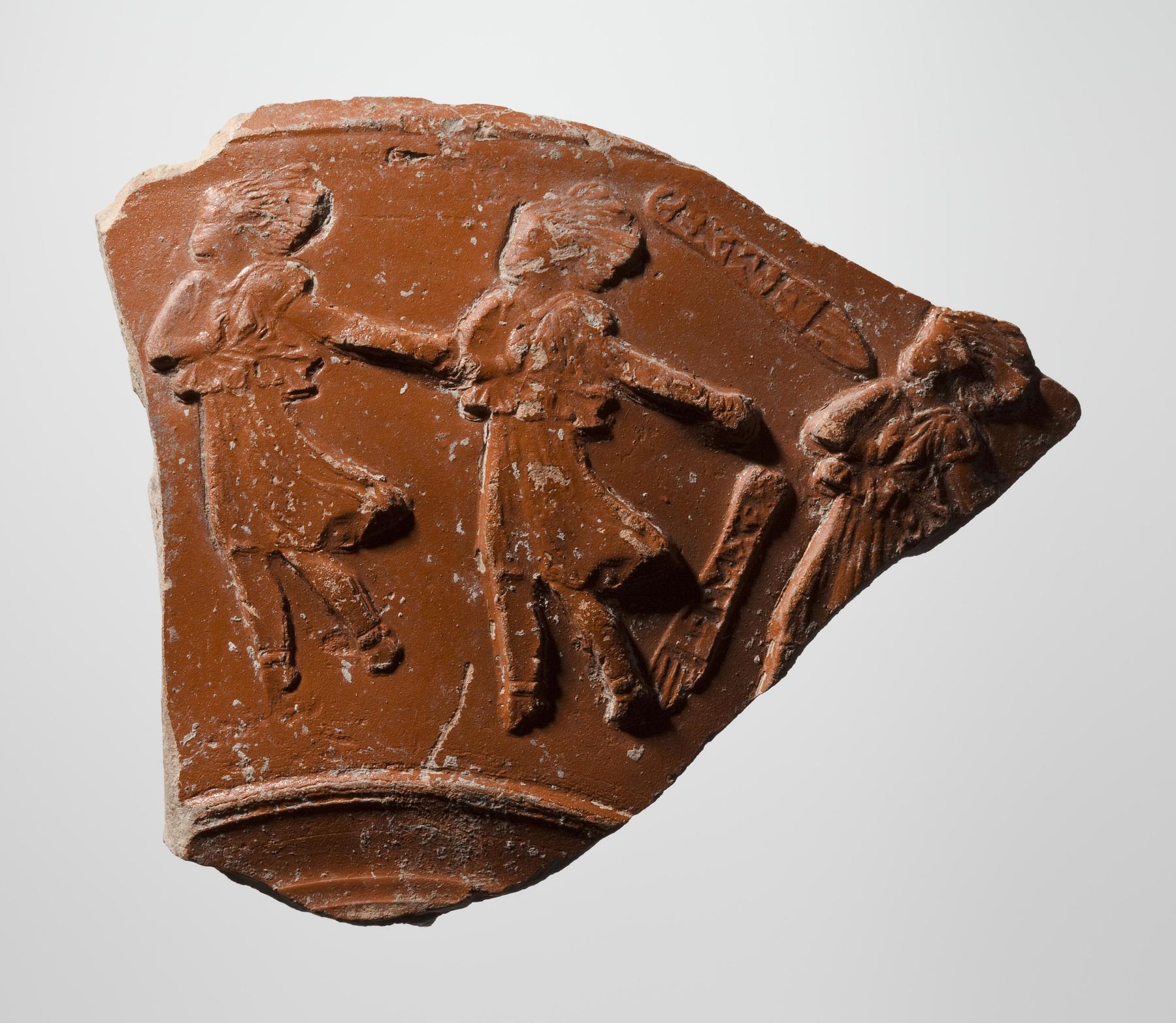 Skål med reliefdekoration af mænader og navnestempler, H812