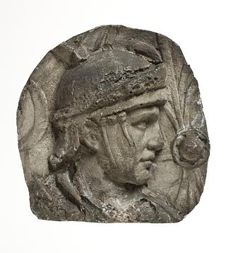 L326u Hoved af romersk hjælpesoldat iklædt hjelm