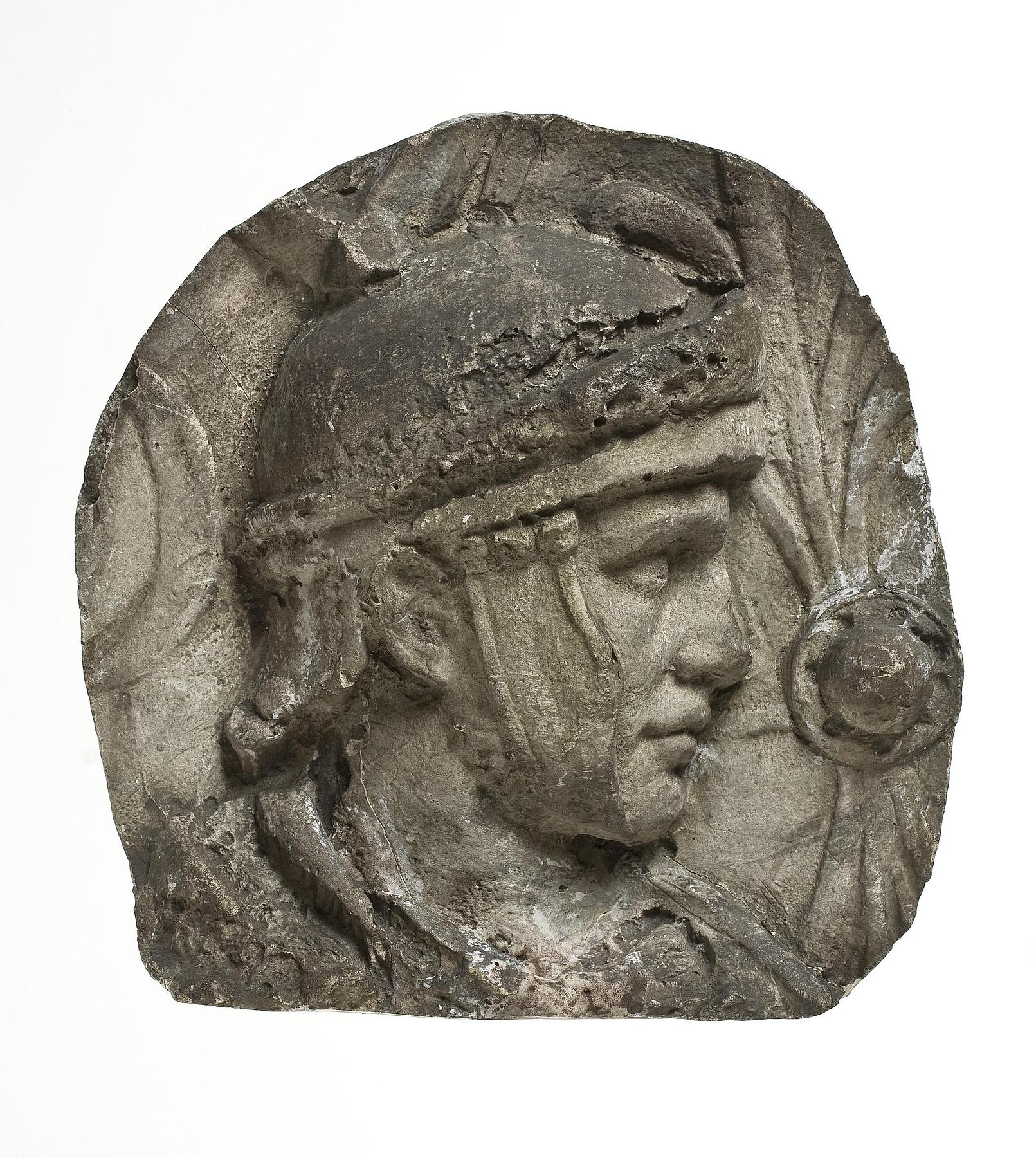 Hoved af romersk hjælpesoldat iklædt hjelm, L326u