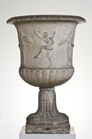 L295 Vase med satyrer og våbendansere