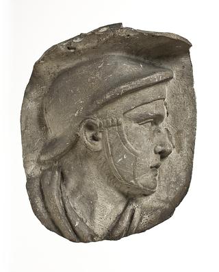 L326x Hoved af romersk hjælpesoldat iklædt hjelm