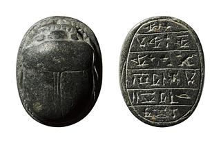 H409 Skarabæ med hieroglyf-indskrift