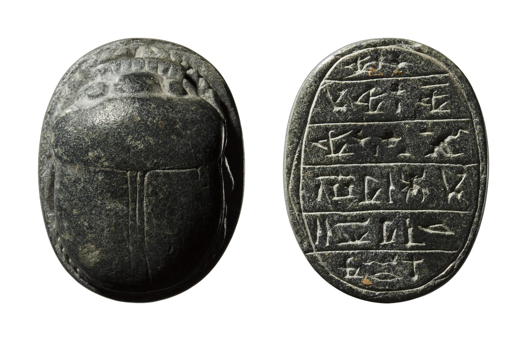 Skarabæ med hieroglyf-indskrift, H409