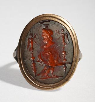 I662 Hoved af Serapis, en ørn og to militærstandarter med Nikefigurer