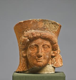H1032 Statuette of a woman