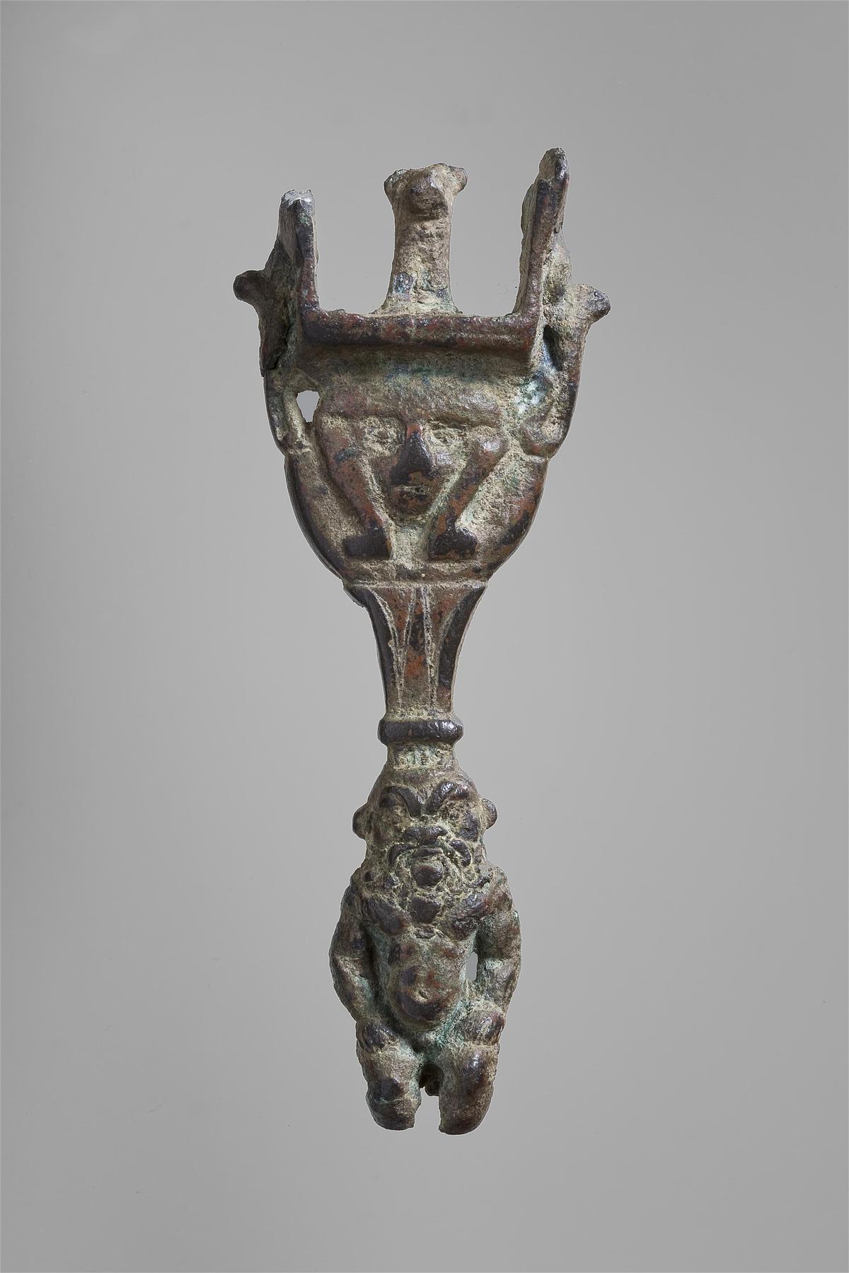 Sistrum med håndtag i form af Bes og Hathorhoved, H251