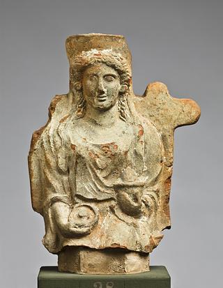 H1028 Statuette af en siddende kvinde med en phiale og en skål