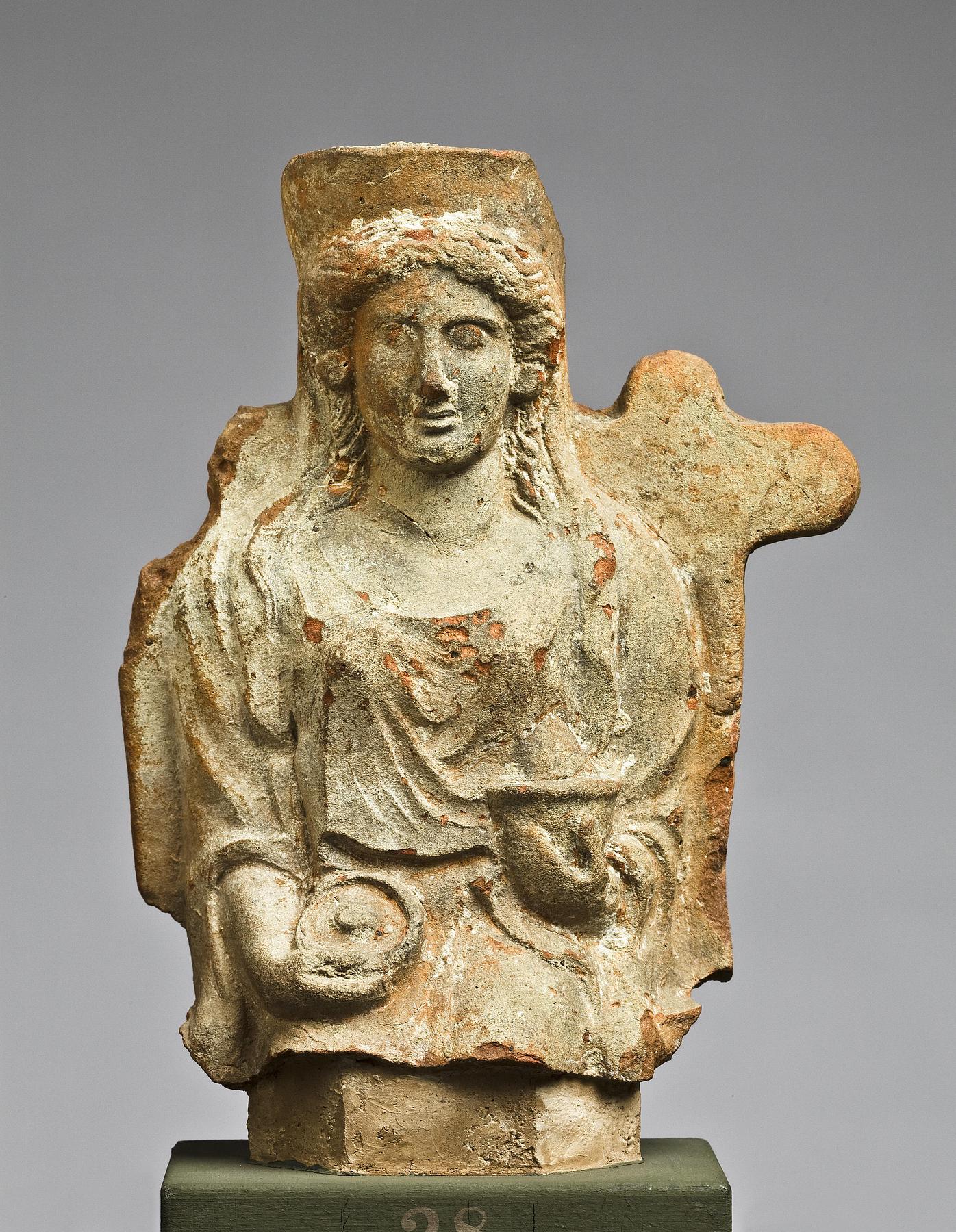 Statuette af en siddende kvinde med en phiale og en skål, H1028
