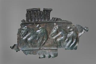 H2384 Decorative shield with relief ornament