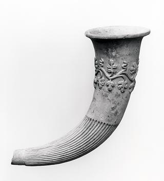 H823 Rhyton with relief decoration