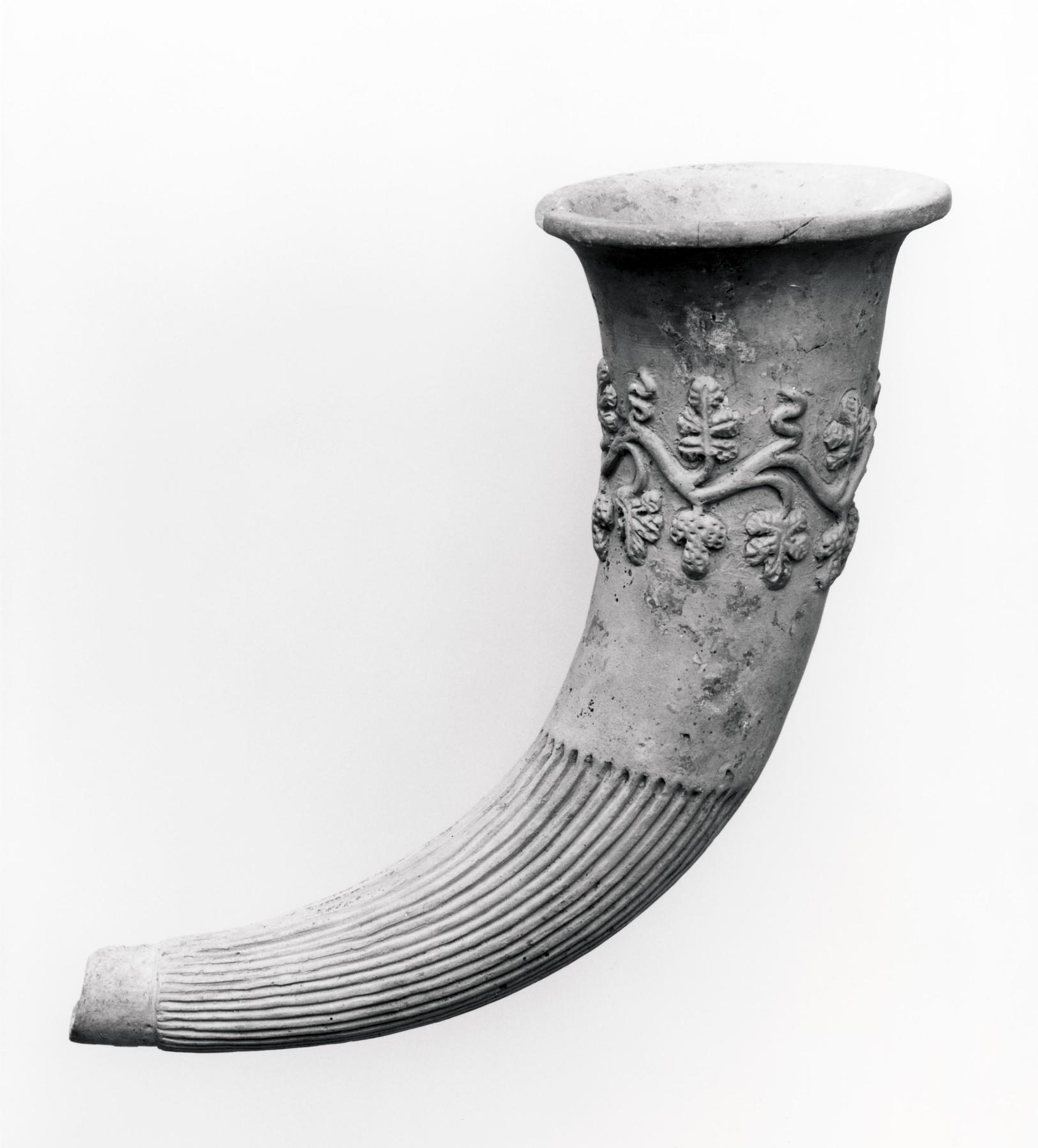 Rhyton with relief decoration, H823