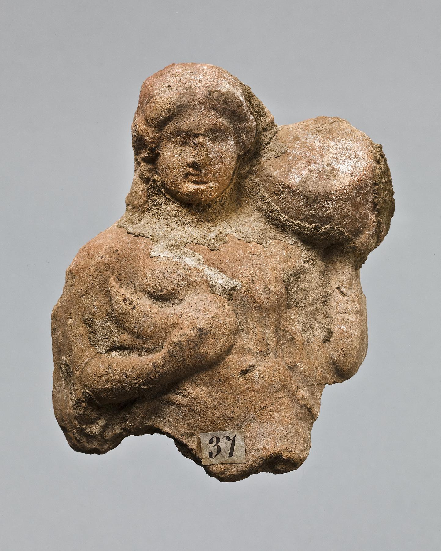 Statuette af en kvinde med en gris og en cista mystica, H1037