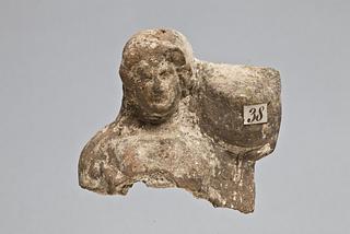 H1038 Statuette af en kvinde med en gris og en cista mystica