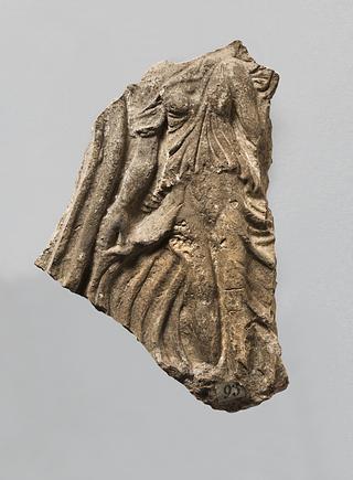 H1093 Campanarelief med torso af bevinget kvinde (Victoria?)