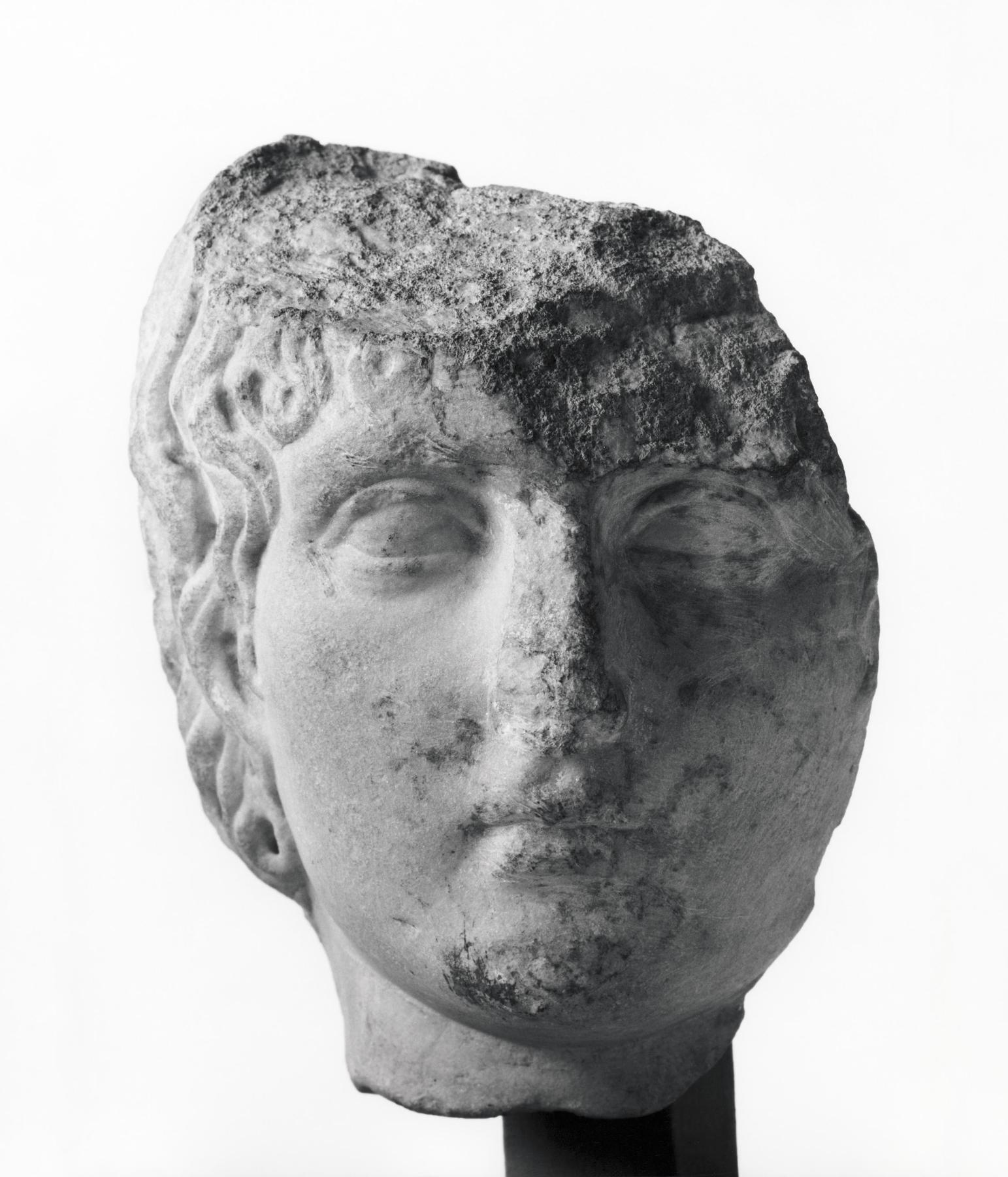 Sculpture of a young man, H1470